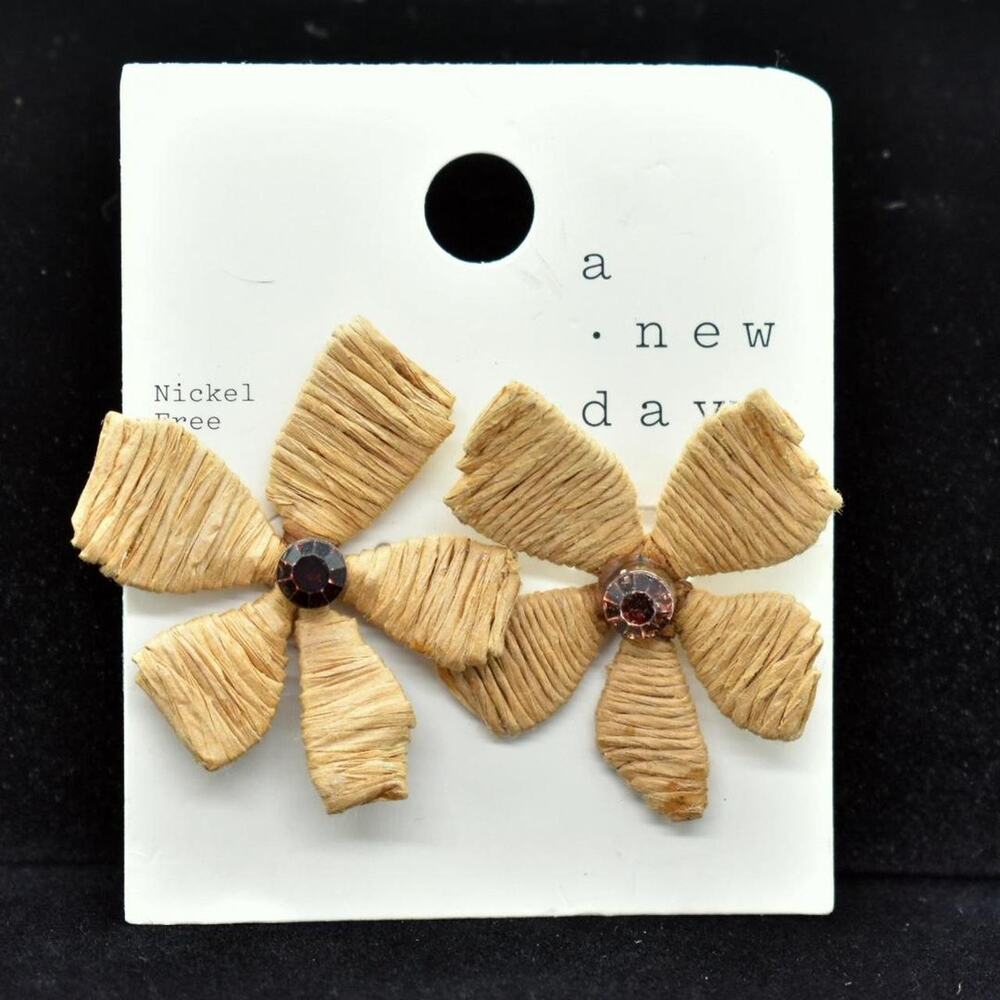 A new day Wicker Flower Stud earrings Rhinestone Center